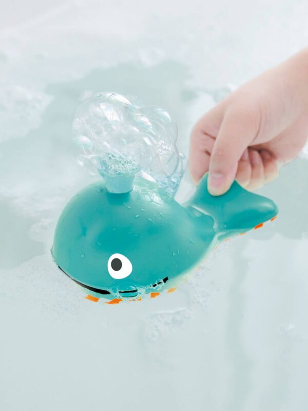 Bubble Blowing Whale1