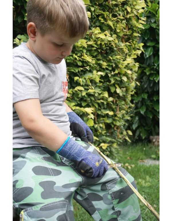 kids-at-work-zakmes-voor-stokken-slijpen (2)