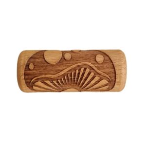 Houten sensorische roller van het merk Kiddi met ingegraveerd paddenstoelenpatroon – ideaal voor sensorisch spel met klei of speelzand.