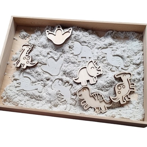 sensory houten bak met kinetisch zand en de minivulvormen dino's van kiddi
