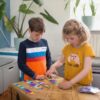 kin deren spelen het spel BS Toys Brain Race spel – educatief tafelspel voor kinderen en gezinnen, met houten schijven en voorbeeldkaarten het speellab