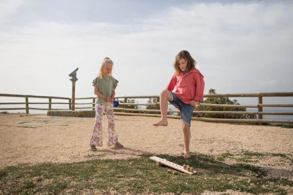 Kindvriendelijke katapult met houten ninja’s – BS Toys buitenspe