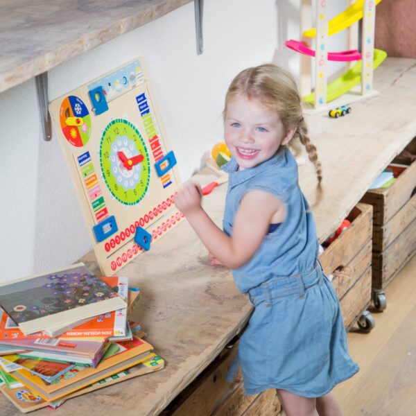 educatieve-kalenderklok-kinderen-datum-seizoenen New Classic Toys educatief leerspeelgoed – kalenderklok rechtopstaand
