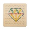 geoboard-creativiteit-motoriek-educatief-speelgoed.jpg Creatief houten speelgoed dat vormherkenning en ruimtelijk inzicht stimuleert