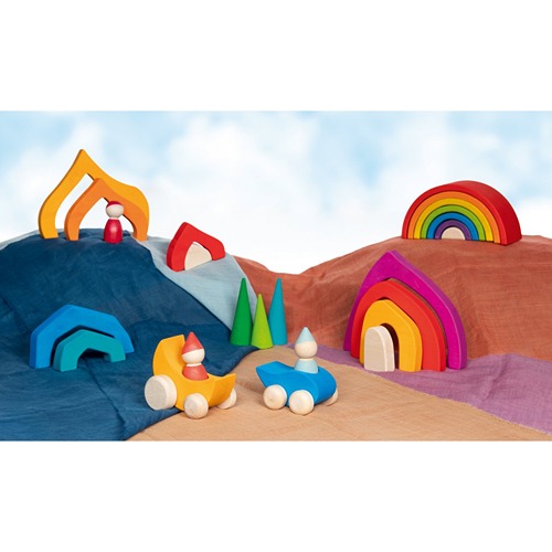 goki-houten-speelgoed-voertuigen-set-2-stuks-in-setting (1) Goki Evolution houten voertuig Maan met ronde vormen en zachte kleuren bij het speellab