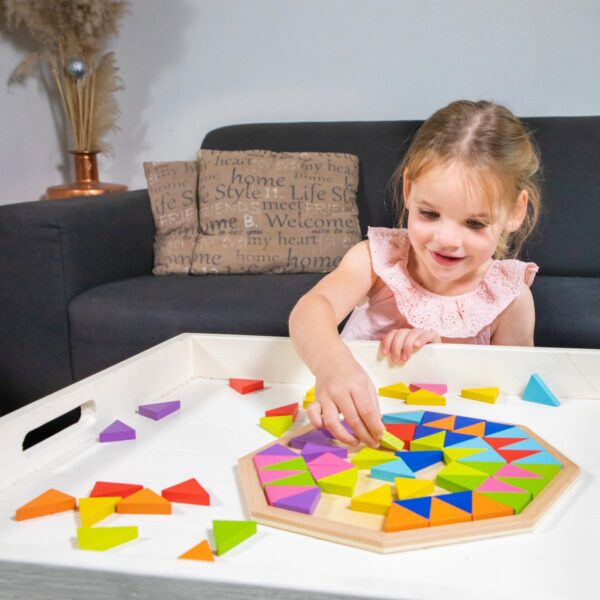 het-speellab-new-classic-toys-vormenpuzzel Geometrische puzzelstukken in houten puzzelbord