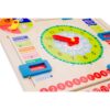 kalenderklok-hout-new-classic-toys-tijd-leren Detailfoto houten wijzerplaat New Classic Toys Kalenderklok
