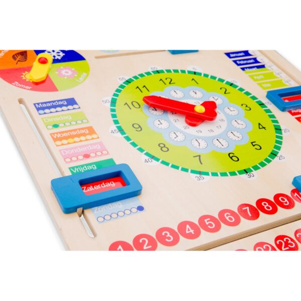 kalenderklok-hout-new-classic-toys-tijd-leren Detailfoto houten wijzerplaat New Classic Toys Kalenderklok