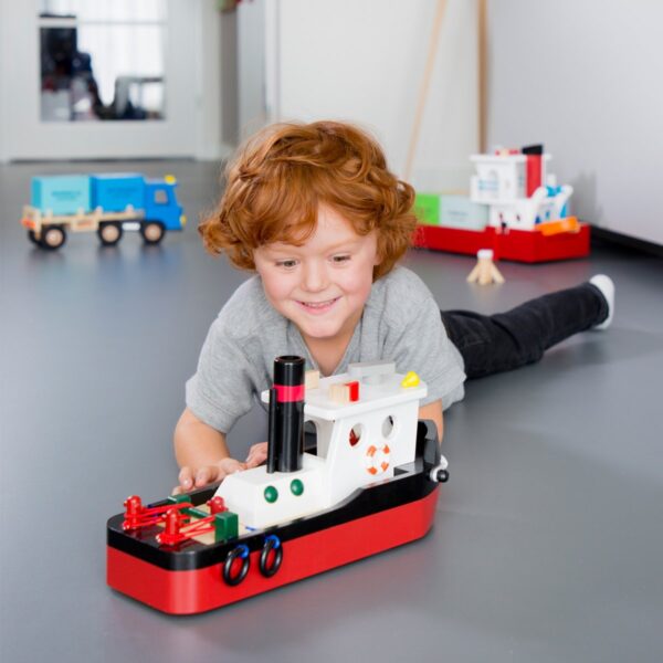 kind-speelt-houten-sleepboot-new-classic-toys Kind speelt met houten Sleepboot Havenlijn