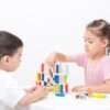 new-classic-toys-toren-balans-spel-familiespel kinderen spelen met New Classic Toys houten evenwichtsspel