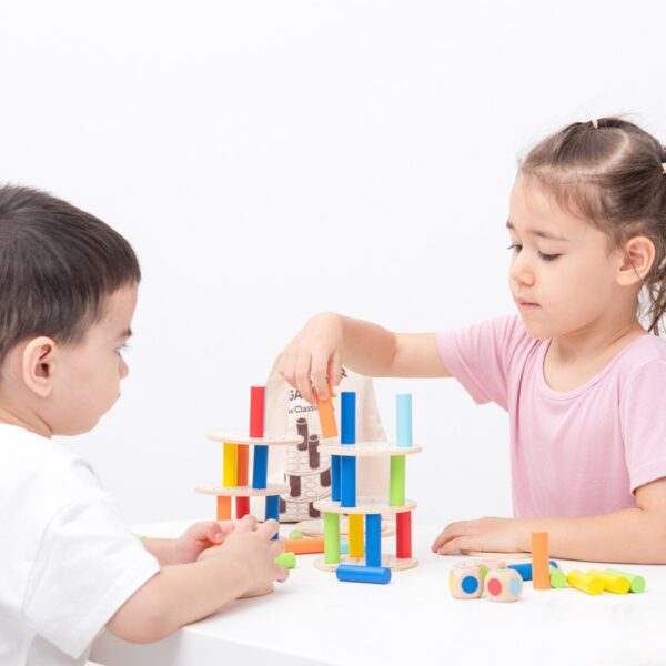 new-classic-toys-toren-balans-spel-familiespel kinderen spelen met New Classic Toys houten evenwichtsspel