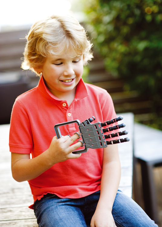 Kind bouwt 4M KidzLabs Robotic Hand – educatief STEM speelgoed