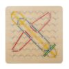 wooden-geoboard-small-foot-houten-speelgoed-voorkant.jpg Montessori geoboard van hout met afgeronde pinnetjes met vliegtuig bij het speellab