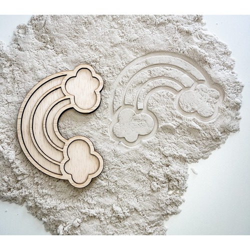 houten regenboog tray gevuld met speelrijst Het Speellab