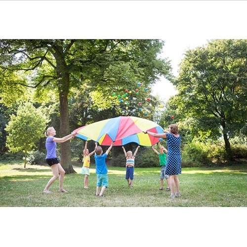 Kinderen spelen met BS Toys parachute vang- en werpspel buiten