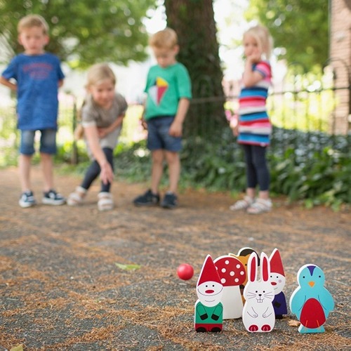 kinderen spelen het spel Kabouter bowling spel voor binnen en buiten
