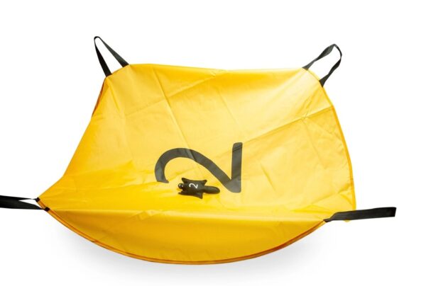 Gooien en vangen met parachutespeelgoed kinderen