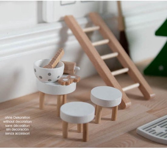 Houten elfendeur van Goki tegen muur in kinderkamer