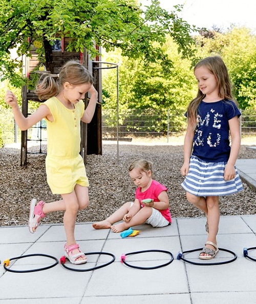 Kinderen spelen actief met Beleduc bewegingsspel