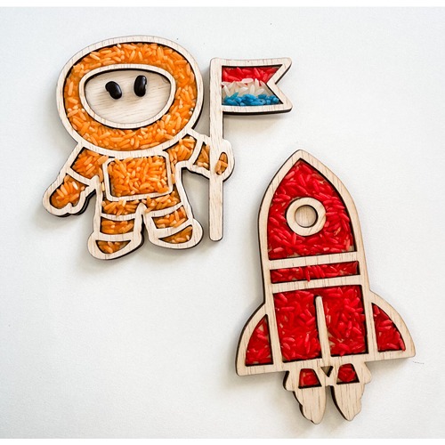 houten astronaut tray gevuld met speelrijst Het Speellab