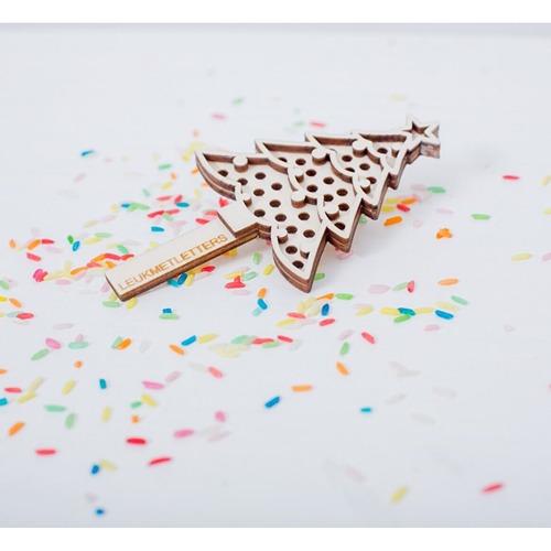 Houten kerstzeefje gebruikt met speelrijst tijdens sensorisch spel