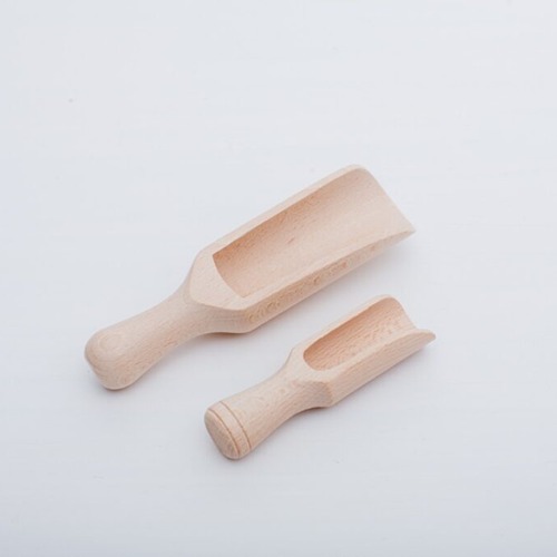 grote en kleine houten schepje van leuk met letters