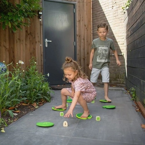 Kind speelt evenwichtsspel BS Toys Wiebelpad
