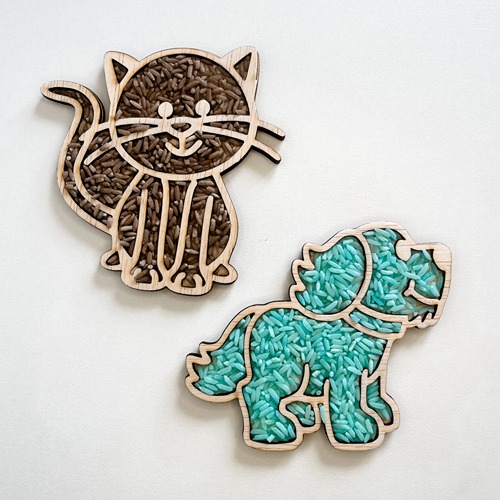 houten hond tray gevuld met speelrijst Het Speellab