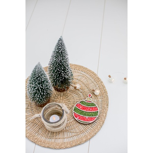 houten kerstbalvorm gebruikt in sensorische speeltafel