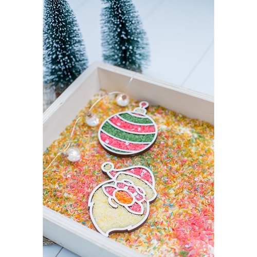 houten kerstbal tray gevuld met speelrijst Het Speellab