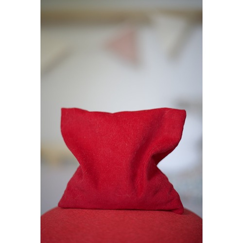 oranje-pittenzak-regenboog-rood-and-play-sensorisch Handgemaakte pittenzak roodpastel regenboog met kersenpitten