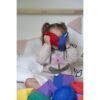 sensory-bean-bag-rainbow-blauw-geel-rood-pit-and-play kind met zachte sensory bean bag met kersenpitten