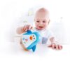 hape-penguin-musical-wobbler-spelend-baby Baby speelt met Hape Penguin Musical Wobbler wiebelpoppetje