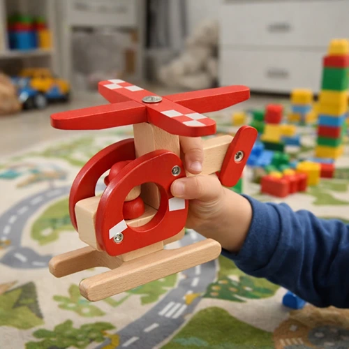 Kind speelt met houten helikopter van Goki. Stevig duurzaam