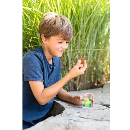 Kind maakt kleurrijke stuiterballen met PhänoMINT DIY set – educatief STEM speelgoed