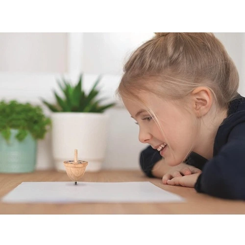 Educatief speelgoed in gebruik: kind observeert een draaiende PhänoMINT tekentol