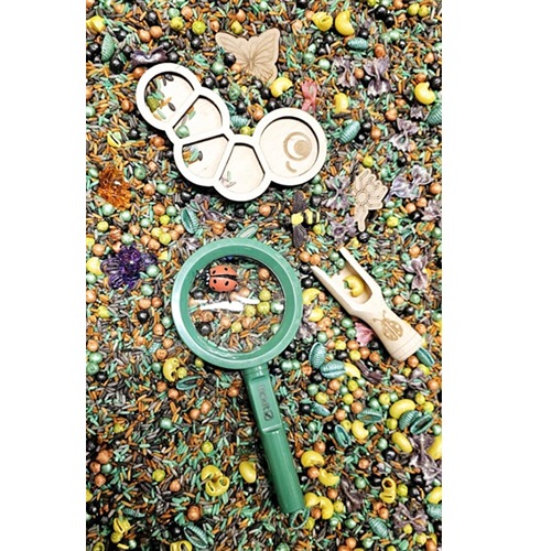 Een detailfoto van inhoud pot pouranplay thema insecten met kikkererwten en vulvorm