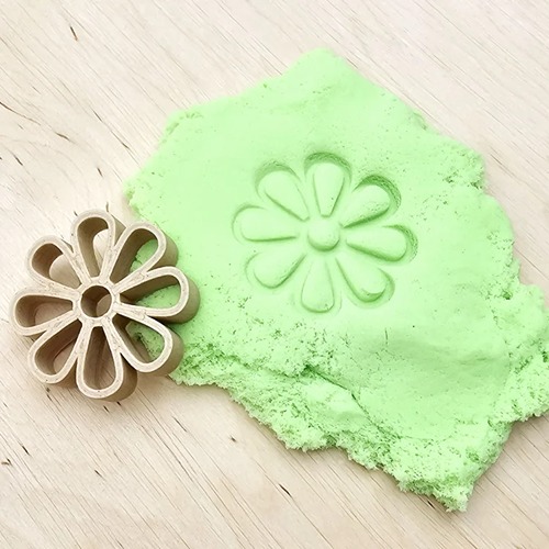 plat stuk magic sand Sensoryfun met bloem afdruk door bloemsteker