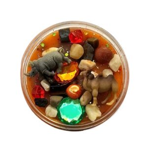 Doosje gevuld met bruine en donkerbruine sensorische klei, met neushoorn, kameel en kleurrijke steentjes, kiezelstenen – een wildlife in miniatuurformaat.