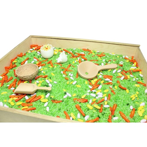 Trechter en schep in houten speelbak met speelrijst pasen Van Kids Kabinet verkrijgbaar bij Het Speellab