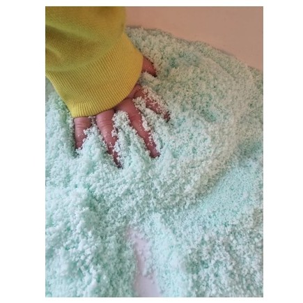 Kinderhand in een speelbak gevuld met sensoryflurry