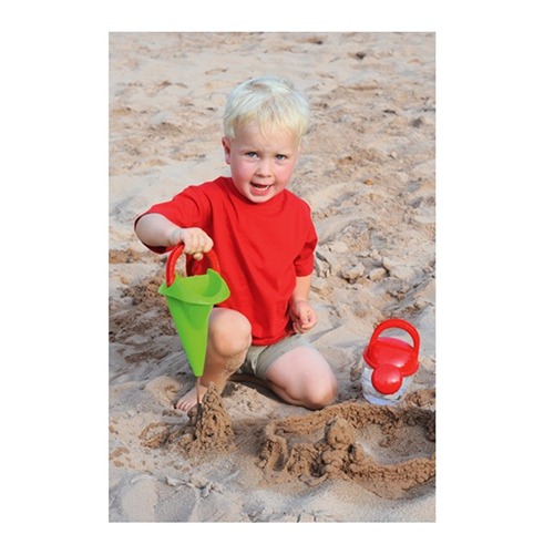 eduplay-kind-strand-drip-can-openeinde Jongetje speelt op het strand met water en zand met de drip can