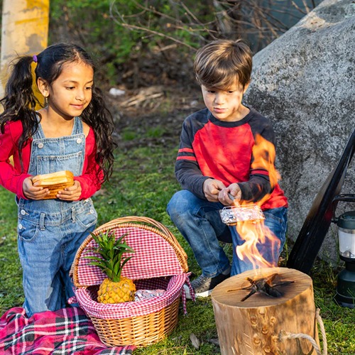 Huckleberry-tosti-kampvuur-avontuur Kinderen maken tosti's met tostiijzer van Huckleberry