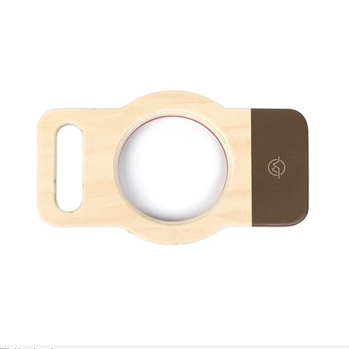 buitenspeelgoed-natuur-loep-kinderen-fsc-hout achterkant van Small Foot houten XXL vergrootglas Discover met grote handgreep en elastische draagriem