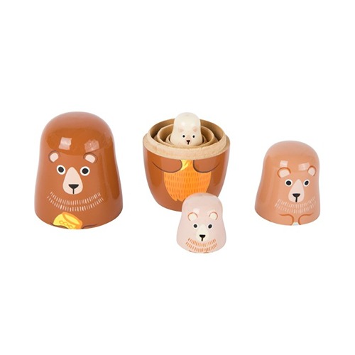 Close-up van het openmaken van de Small Foot houten nestpoppen met berenprint