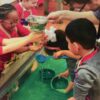 eduplay-open-einde-speelgoed-sensorische.jpg kinderen die samen spelen met attributen in een bak gel