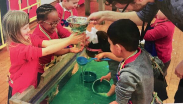 eduplay-open-einde-speelgoed-sensorische.jpg kinderen die samen spelen met attributen in een bak gel