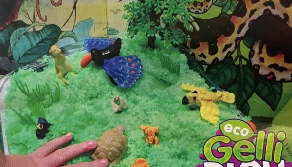 sensorisch-experimenteren-eduplay-gelly-smurrie.jpg Multi zintuiglijk spel met blauwe sensorische smurrie