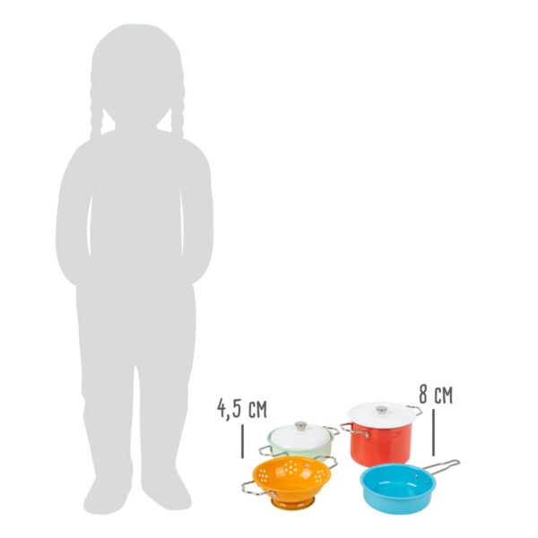 small-foot-gekleurde-pannenset-afmeting Small Foot foto van verhouding in grootte met kinderlijf