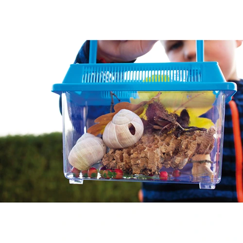 eduplay-insecten-aquarium-ventilatie-handvat Zijaanzicht van het Eduplay insecten aquarium met veilige luchtsleuven en stevig blauw draaghengsel